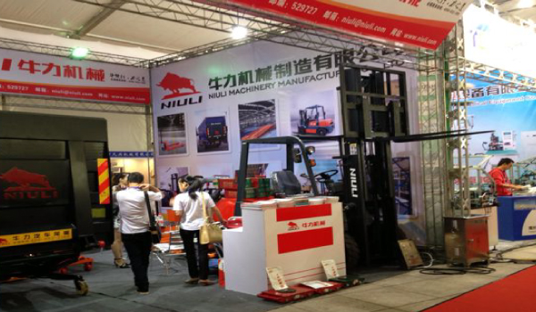 牛力參展產品：堆高車、汽車升降尾板、電動搬運車等