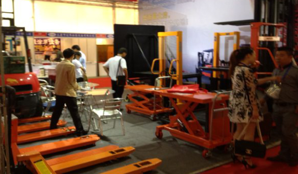 牛力參展產品：手動搬運車、內燃叉車等